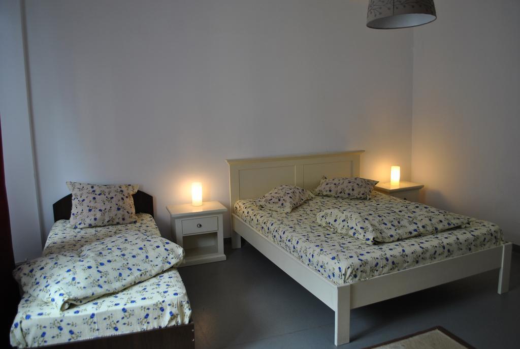 Vogue Hostel Boekarest Buitenkant foto